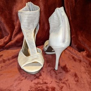 Jennifer Lopez cream heels size 10